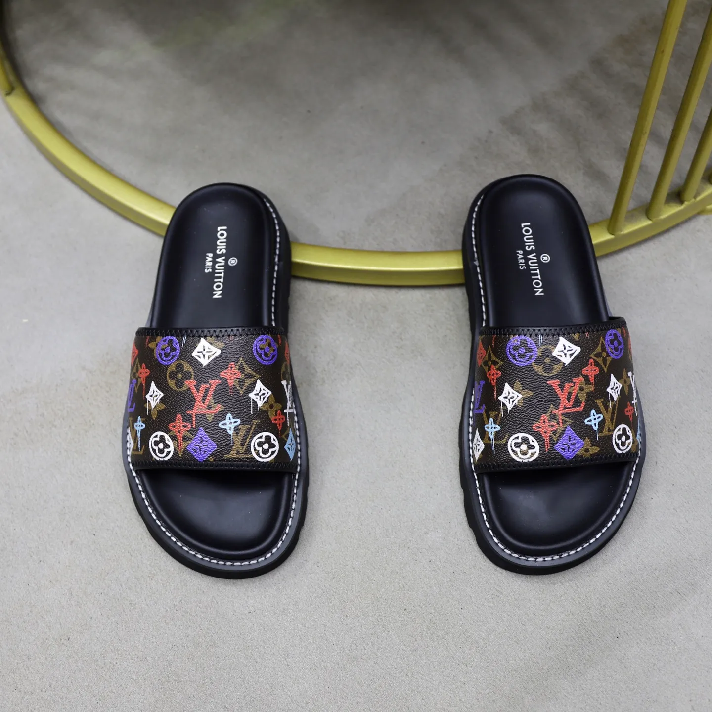 Ex-factory price: 320💰🙅‍♂️🙅‍♂️🙅‍♂️ Brand: LV Louis Vuitton Standard code: 38-45 Grade: Same as the official website Material: Original material design Original rubber wear-resistant molded outsole Style category: Men's fashion sandals Distinguished luxury brand elements Top luxury Color: Actual picture color
